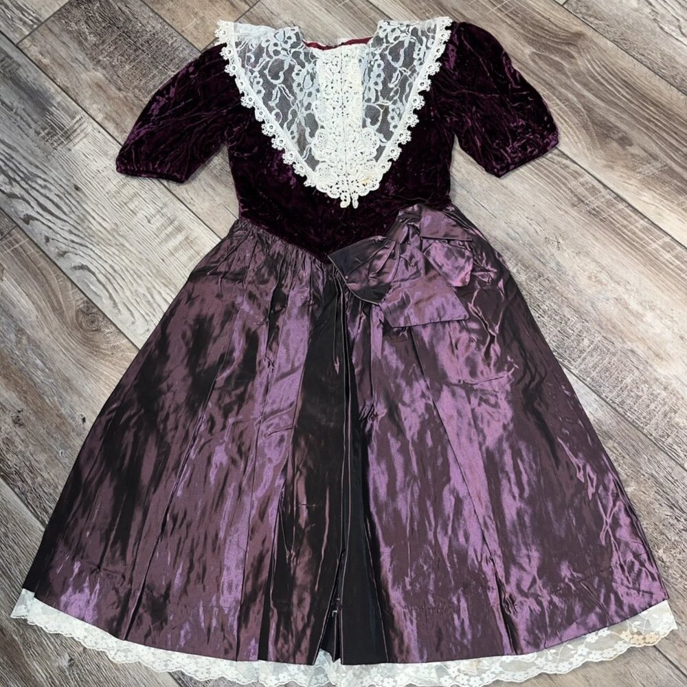STUNNING VINTAGE LITTLE GIRLS DRESS GOWN SIZE 7 1980'S NEW LACE COLLAR FRONT